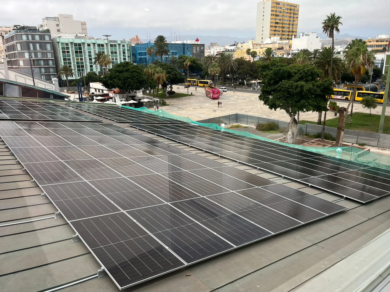 Paneles solares instalados en la azotea del Museo Elder